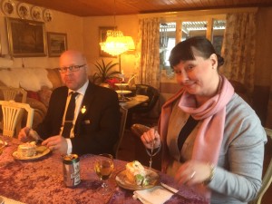 Br C Per-Gunnar Andersson och Sy K Mirka Andersson Wikman avsmakar den utsökta förtäring som bjöds på mötet.